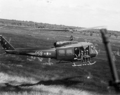 vietnam-air-force-uh-1-in-flight-19700718-dbf73b-1024